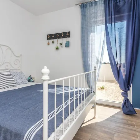 Eva Villa Vir